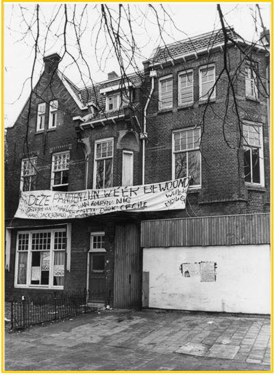Gekraakt pand aan de Groest 75. Foto van 21 januari 1980. Collectie SAGV, Archief van de redactie van De Gooi- en Eemlander, Hilversum, bestandsnr. SAGV236.1, itemnr. 2835.