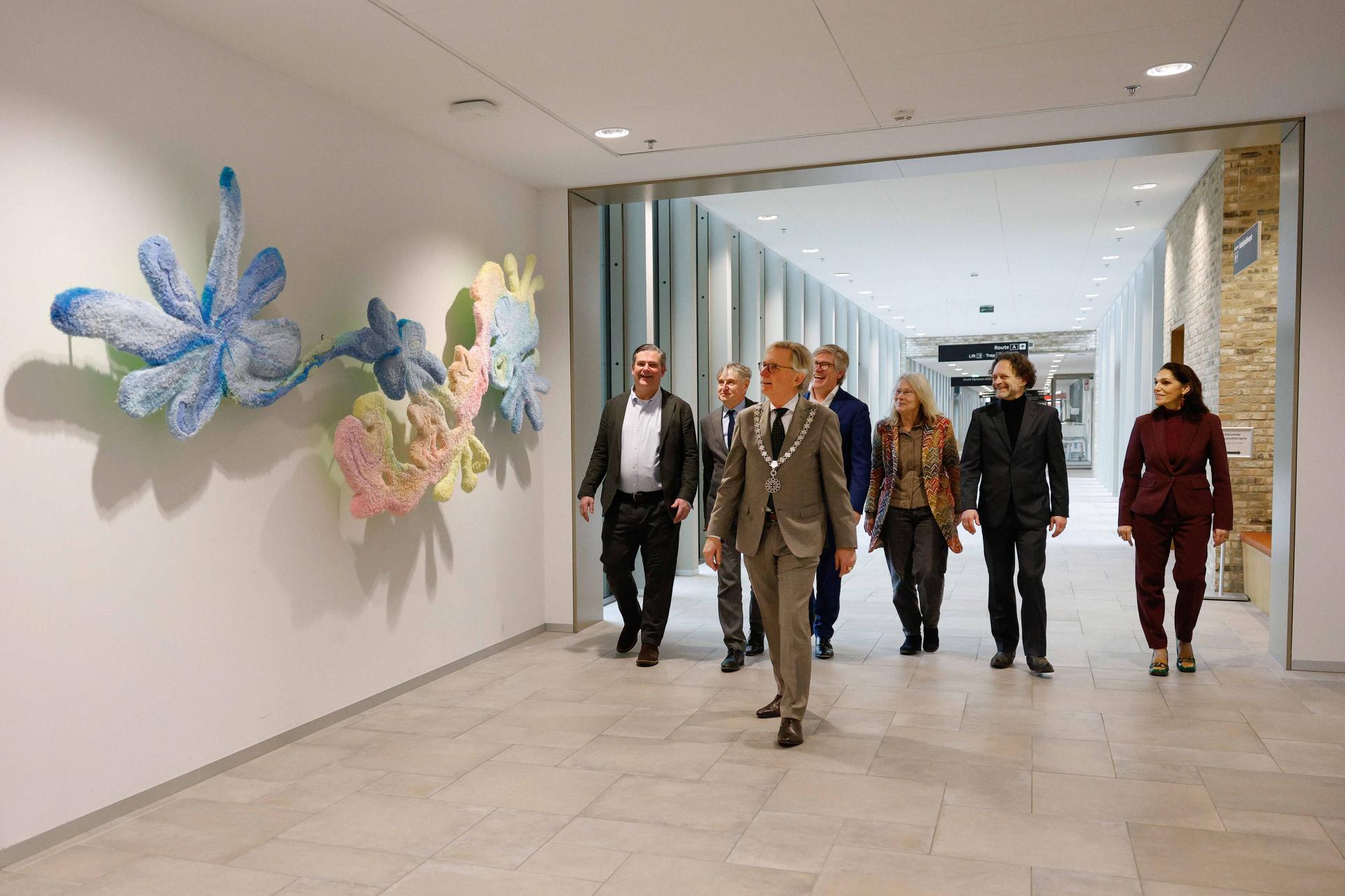 College bezichtigd kunstwerk