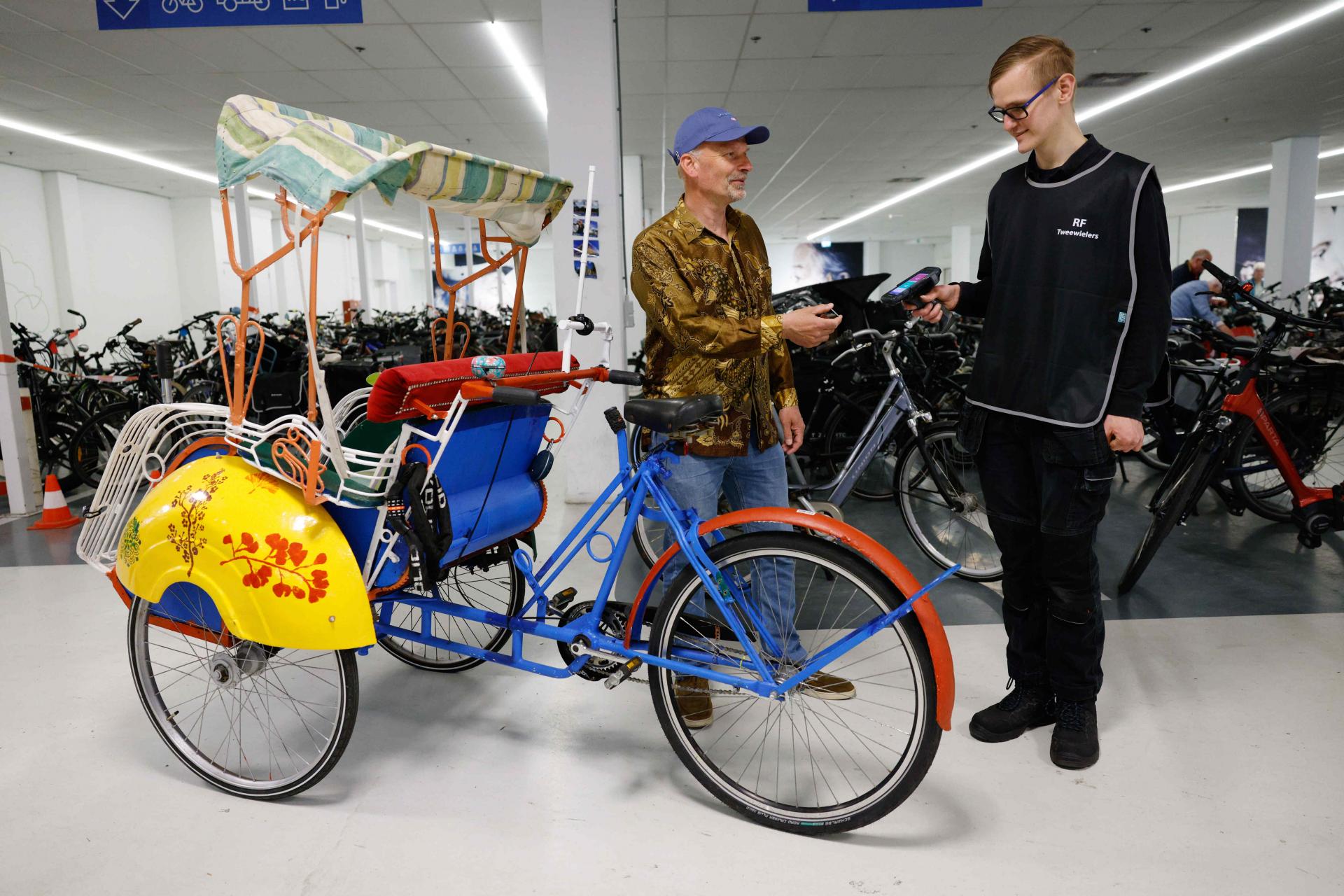 Fietsmonteur helpt een klant