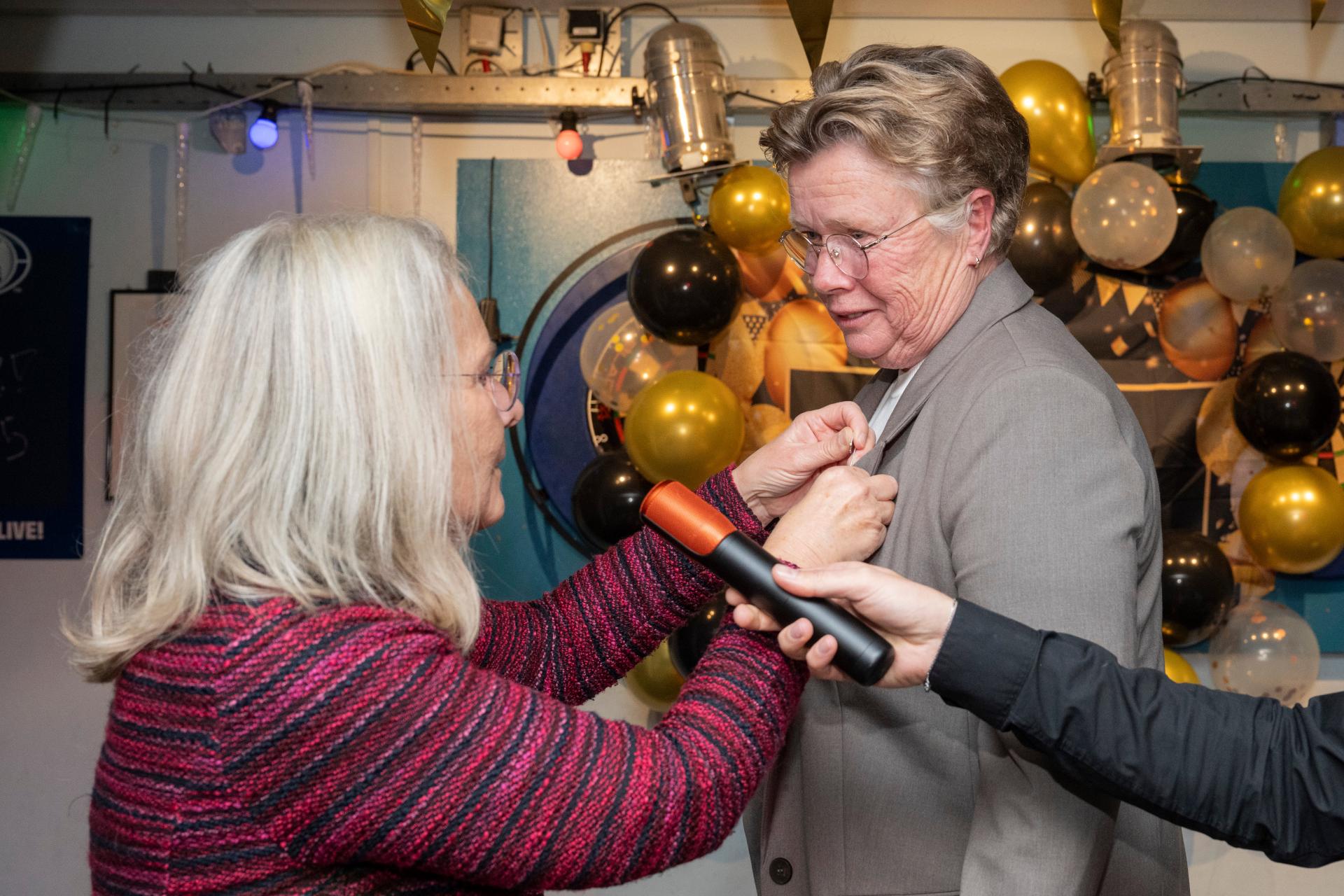 Ellen Grob krijgt de gemeentespeld opgespeld door Wethouder Kalk