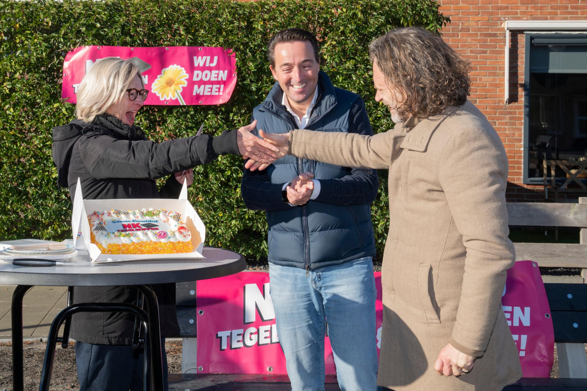 Bart Heller drukt de hand van blije tegelwippers