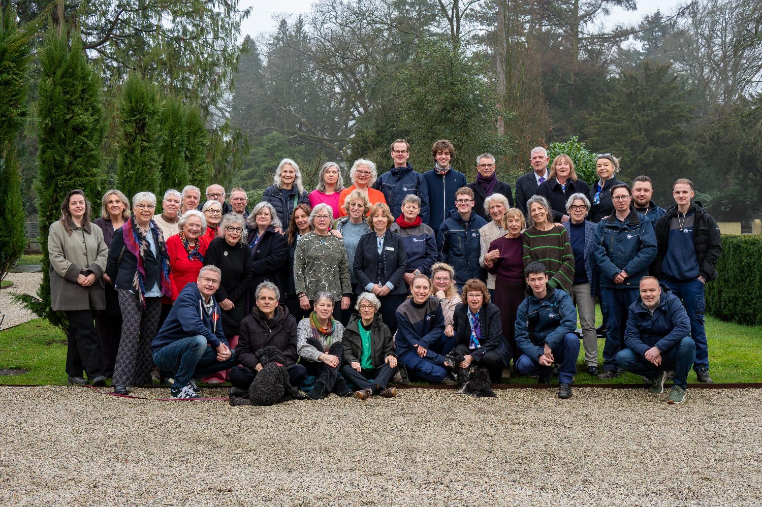 Anita van Loon (staand, vijfde van rechts) met het team van medewerkers en vrijwilligers van Uitvaartstichting Hilversum (Foto: Uitvaartstichting Hilversum).