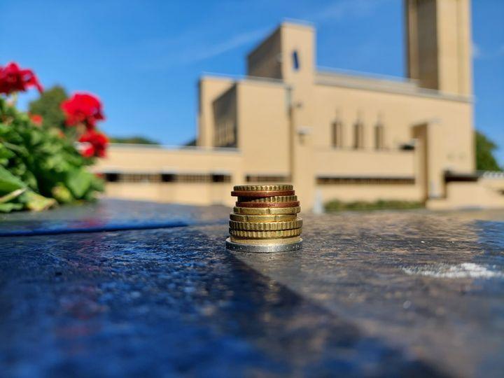 Raadhuis met geld op de voorgrond