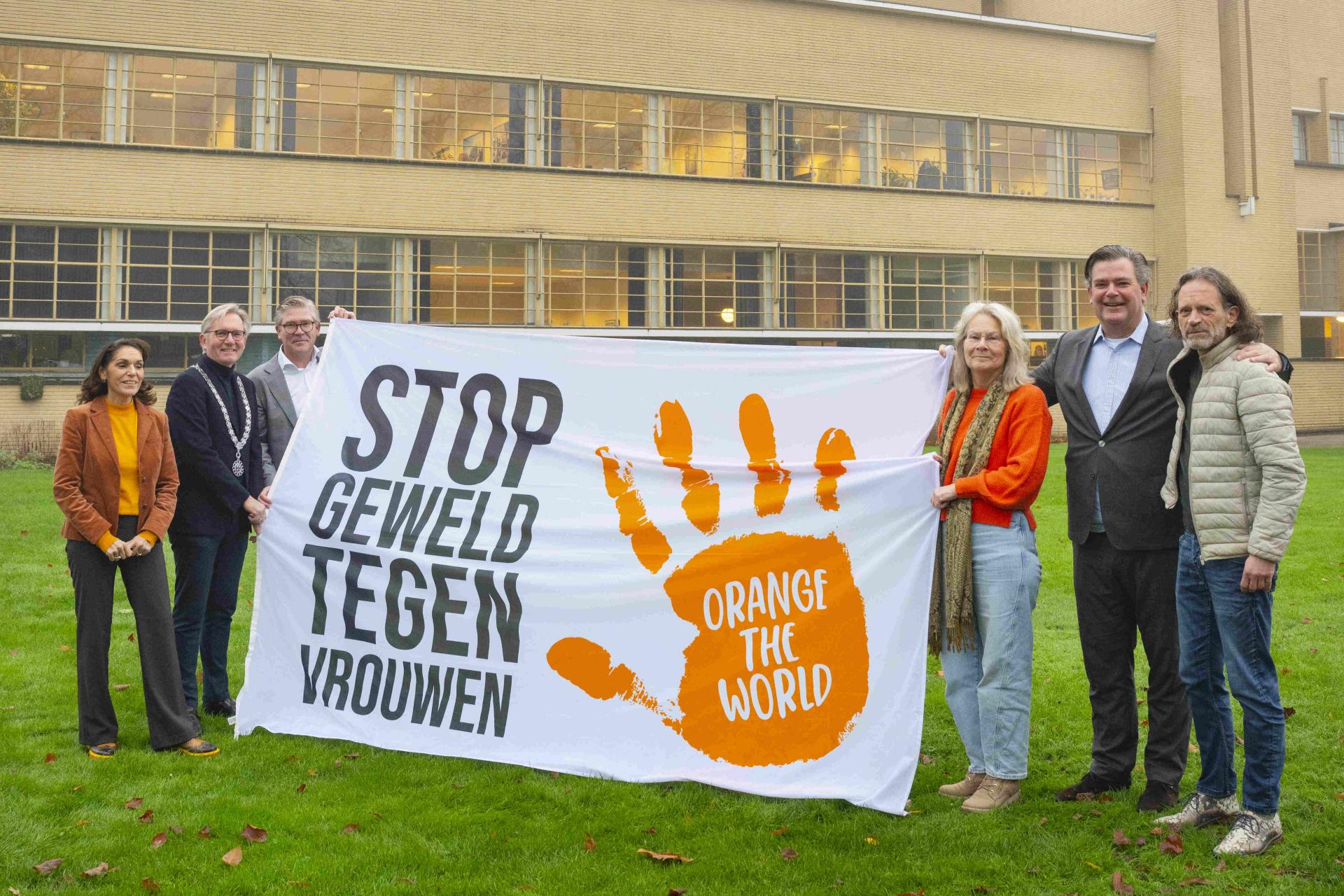 Collegeleden met vlag Orange The World