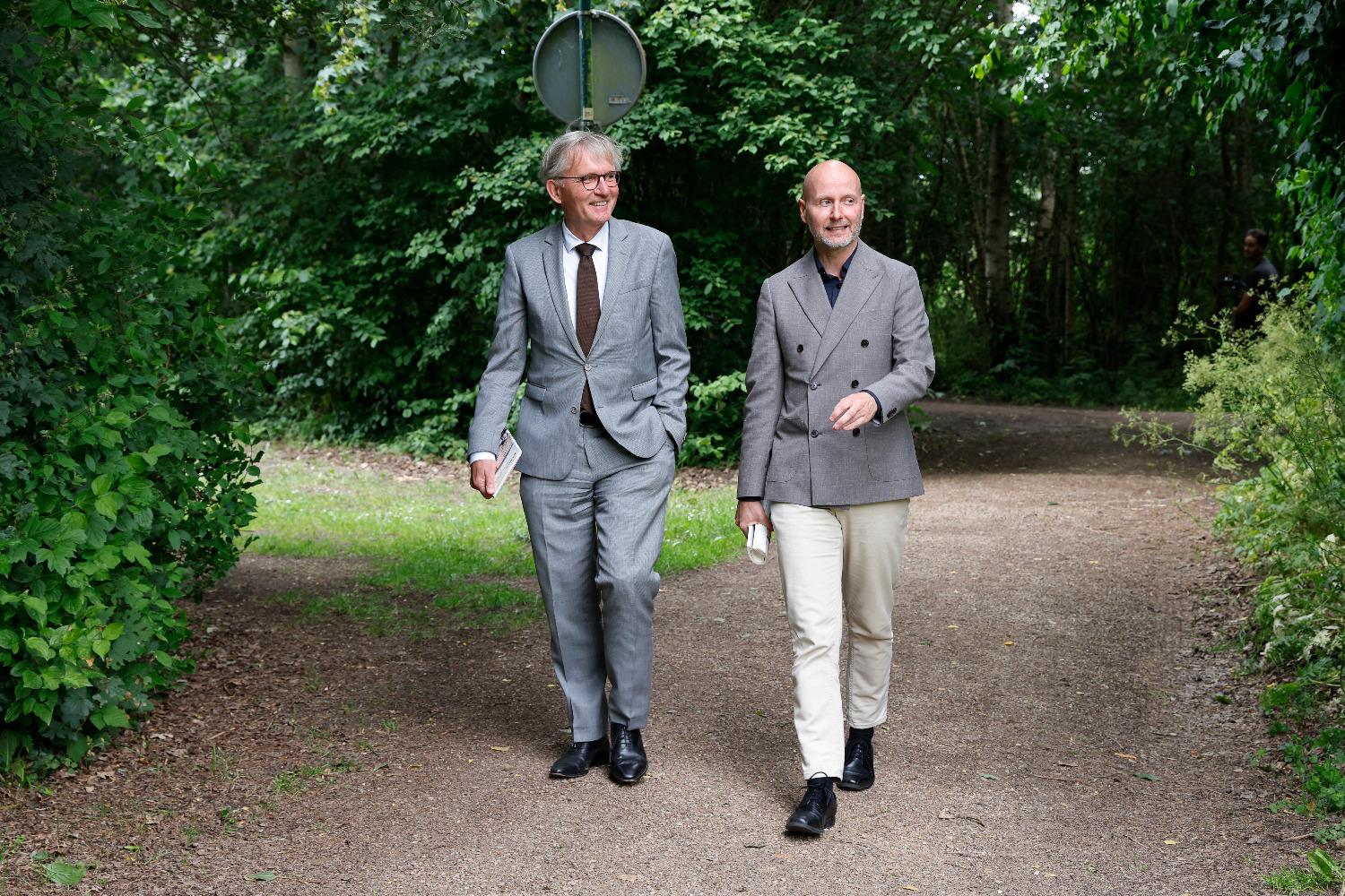 De burgemeesters wandelen door de mooie natuur van Nederhorst den Berg