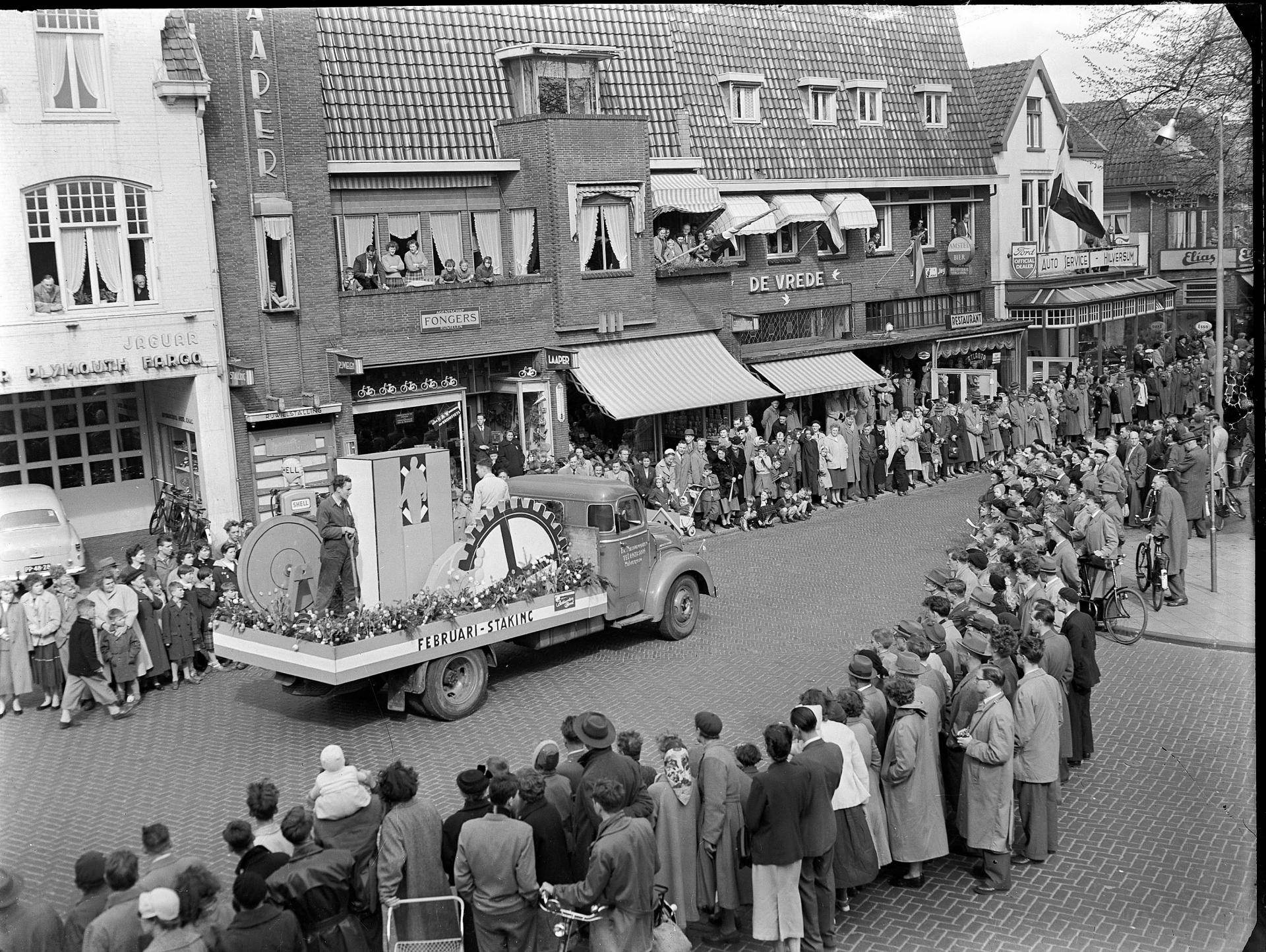 Optocht met vrachtauto in kader van de Februaristaking op de ´s-Gravelandseweg bij de Kei in 1955.