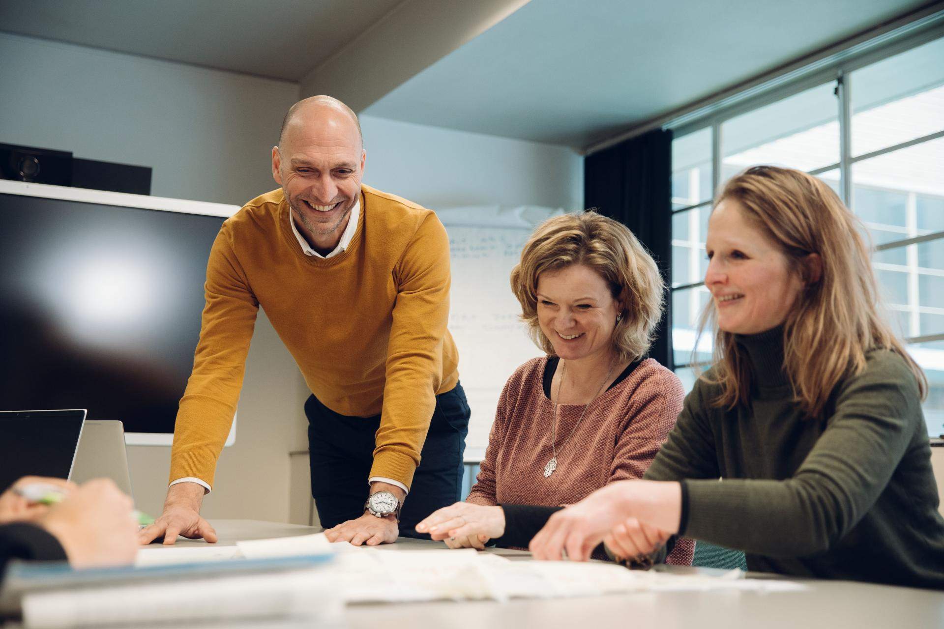 Verschillende medewerkers van Hilversum werken samen in een kantoor
