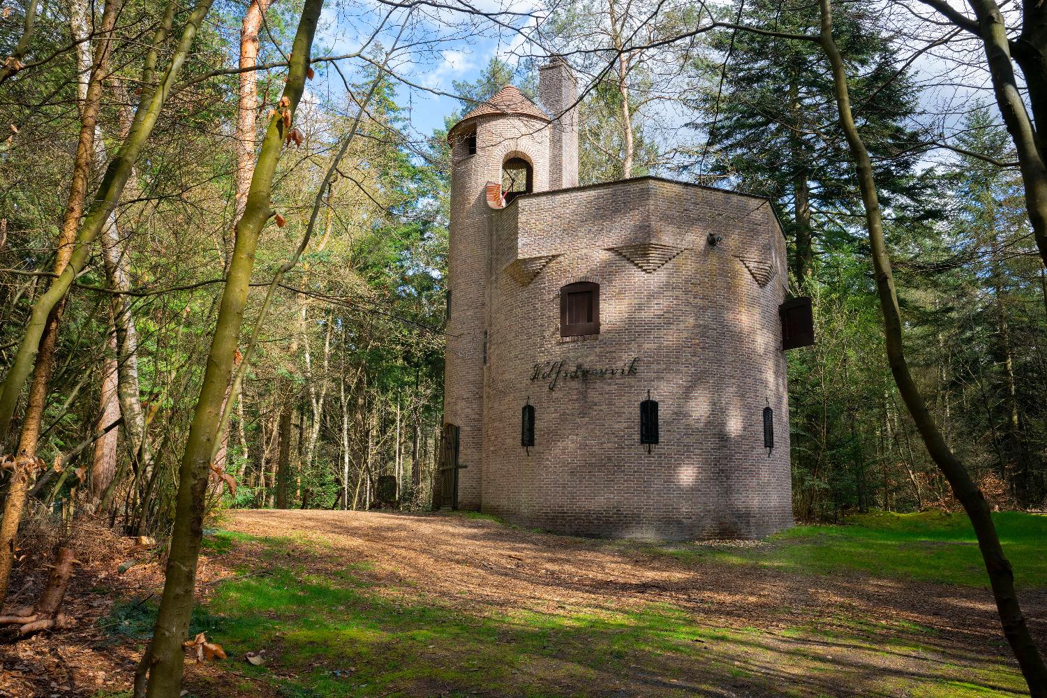 Diep in het Smithuyserbos staat een mysterieus kasteel: Wolfsdreuvik