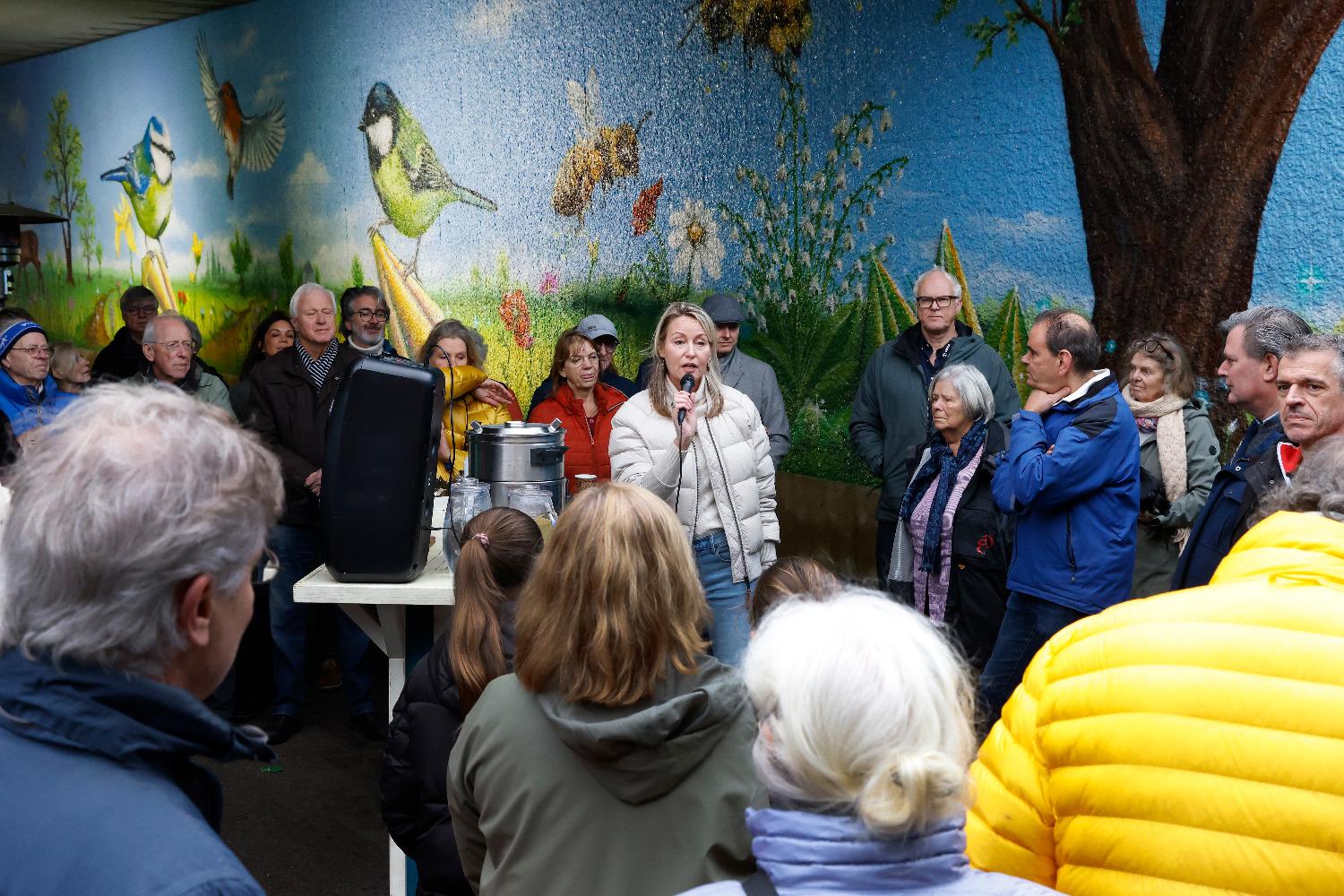 Lucelle van de Berkt vertelt, tijdens de opening vorig jaar, over de totstandkoming van de muurschildering van Eric van der Vegt op viaduct Groenendaal (A27)