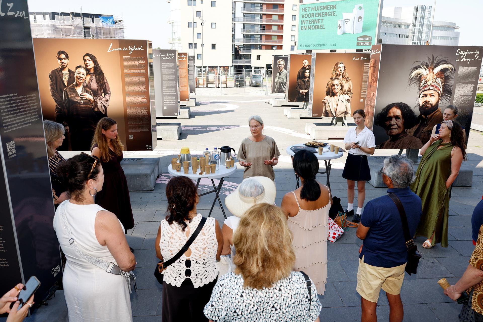 Wethouder inclusie Jacqueline Kalk spreekt bij de opening van de tentoonstelling Oud Zeer