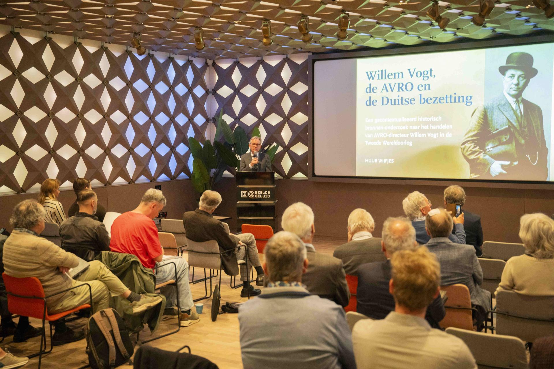 Presentatie burgemeester onderzoek Willem Vogt in Beeld en Geluid