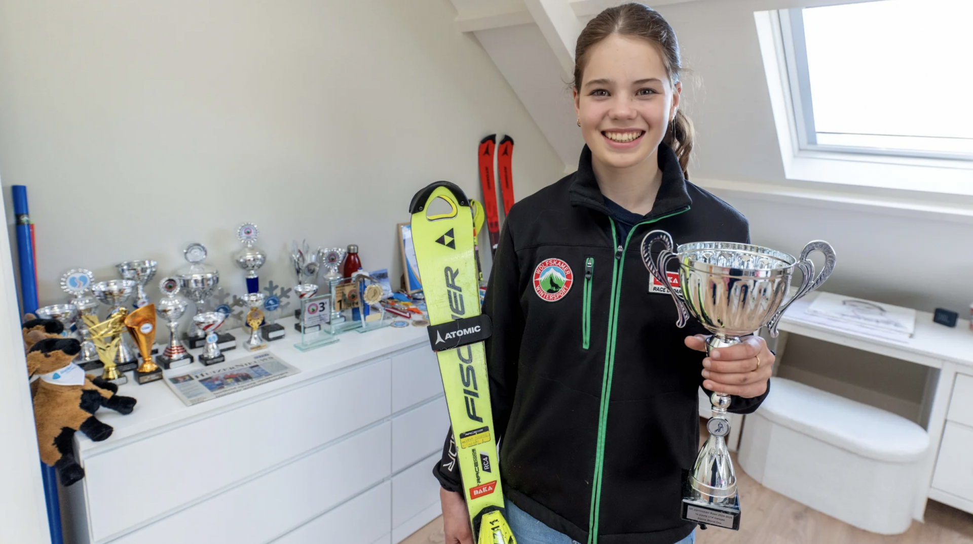 Alpineskiër Sophie Hulsker met haar prijzen