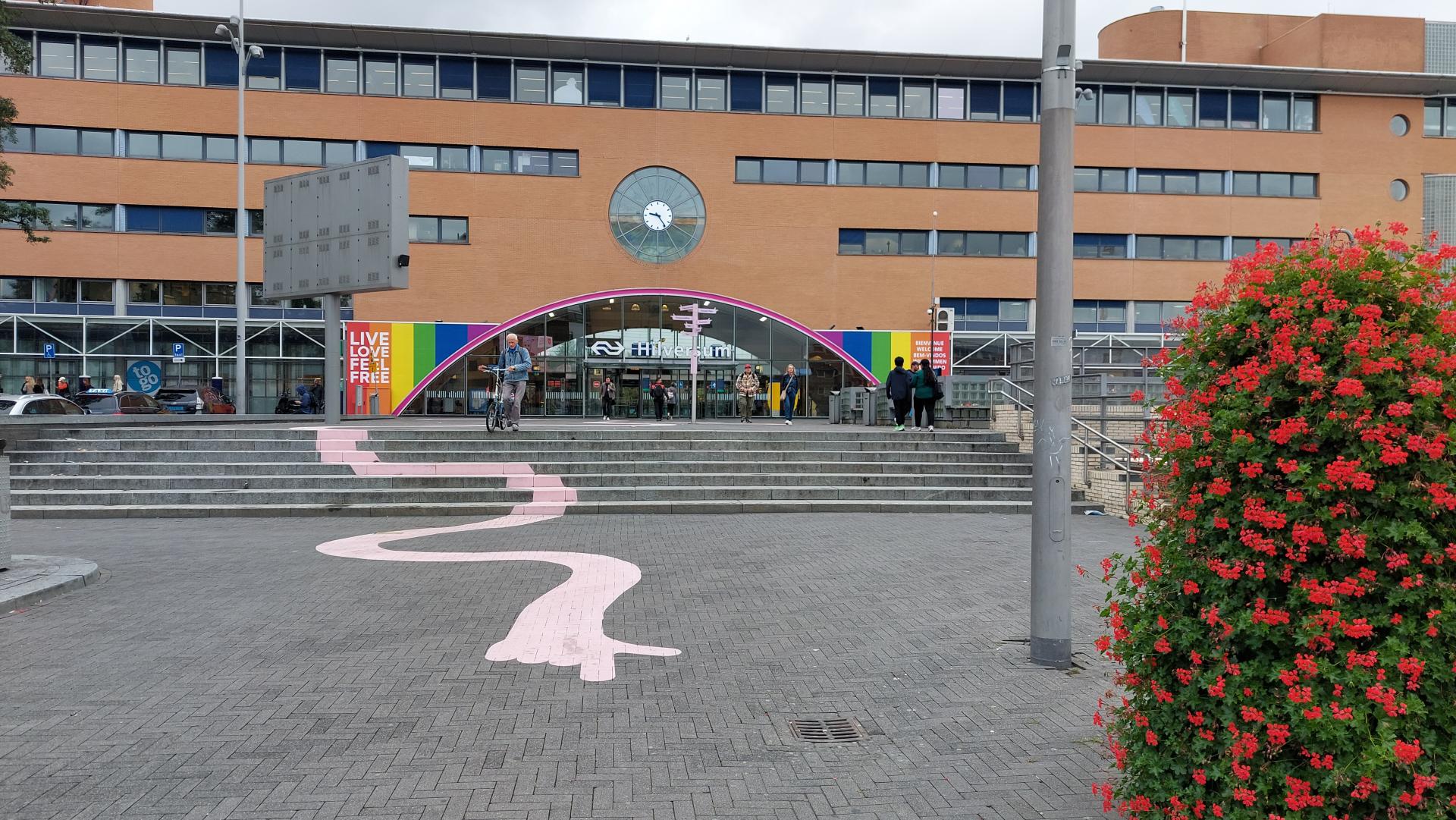 Het Stationsplein met regenboogkleuren