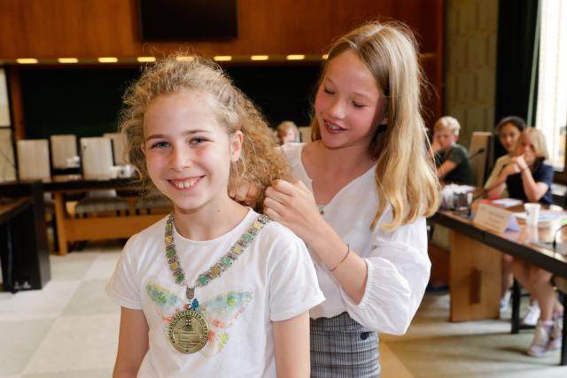 Oud kinderburgemeester Marij hangt ambtsketen om Fien Bakx haar nek