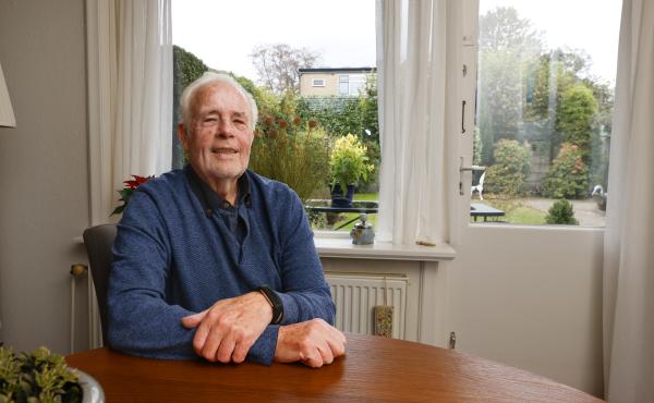 Gerard van Dijk zit er weer warmpjes bij sinds hij zijn woning liet verduurzamen met hulp van de gemeente.
