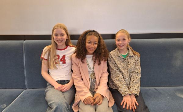 Van links naar rechts: Annabel, kinderburgemeester Yindee en Isabel