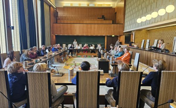Democracity met de Fabritiusschool in de raadzaal met raadslid Hidde Fennema (VVD)