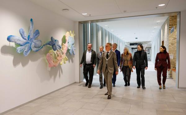 College bezichtigd kunstwerk