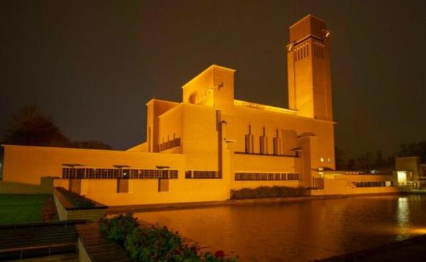 Raadhuis oranje verlicht