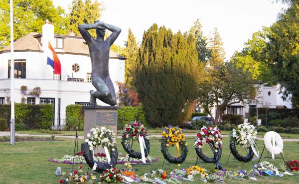 Dodenherdenking bij het Rosarium