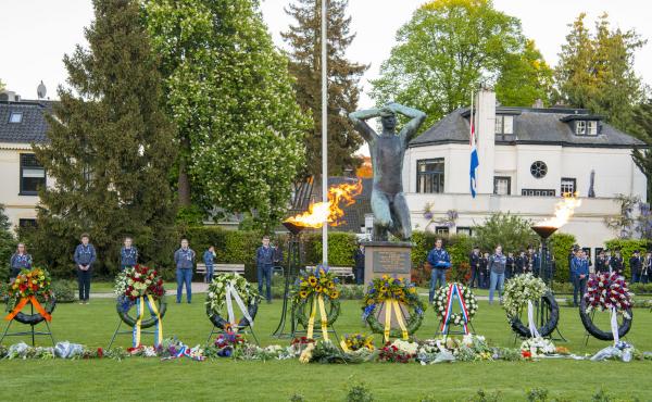 Dodenherdenking bij het Rosarium