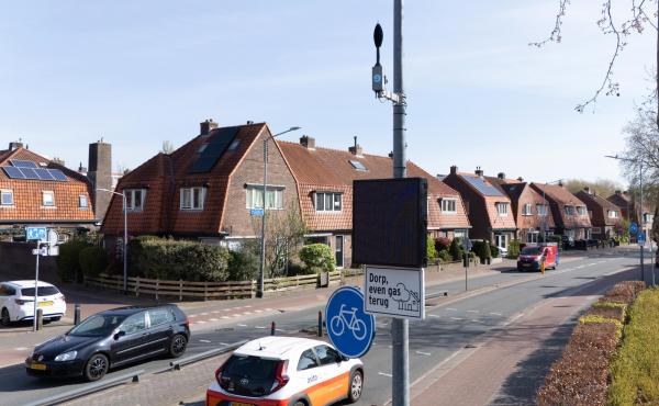 De geluidsdisplay die sinds vandaag bij de Beatrixtunnel hangt, maakt verkeersdeelnemers bewust van het door hun voertuigen voortgebrachte geluid. 