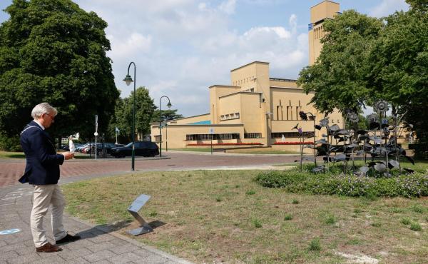 Burgemeester Gerhard van den Top bij het geplaatste informatiebord met de QR-code