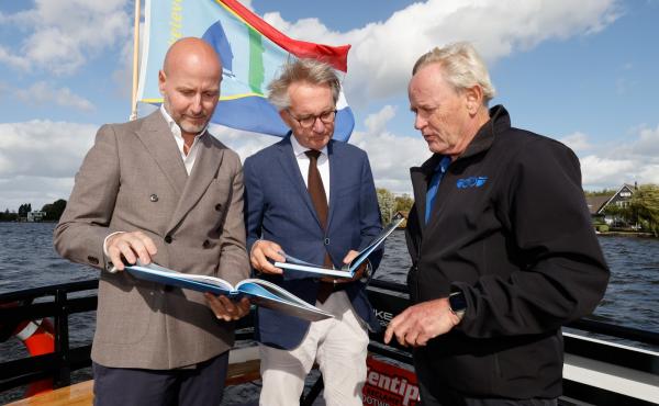 Burgemeester Gerhard van den Top heeft zondag 20 september Breukeleveen en Muyeveld bezocht.