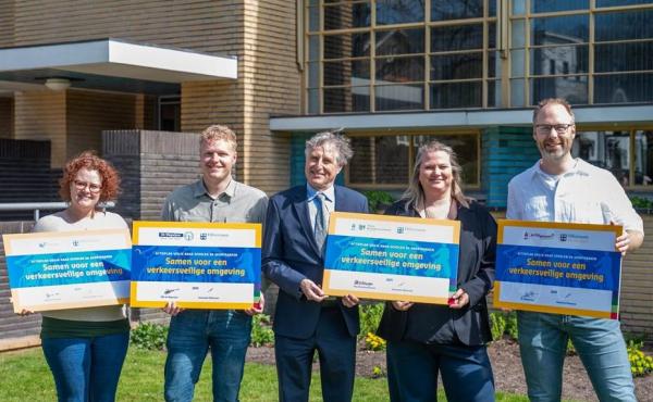 ondertekenaars met het convenant voor het Raadhuis in Hilversum