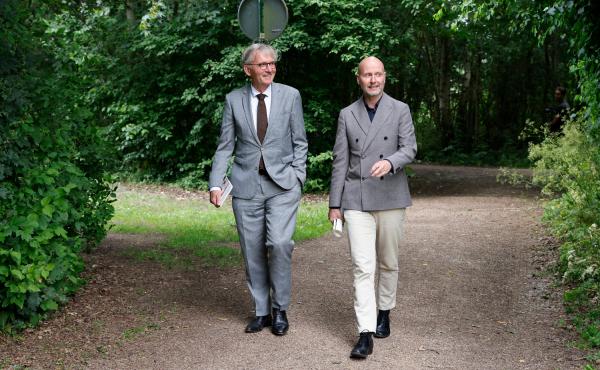 De burgemeesters wandelen door de mooie natuur van Nederhorst den Berg