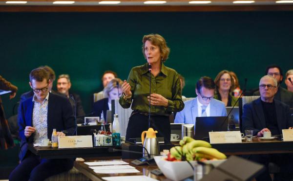 Een gemeenteraadsvergadering van de Hilversumse gemeenteraad