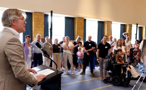 Wethouder Gerben van Voorden (Zorg en Welzijn) tijdens de opening van de Expositie 'Een stukje mij' in de Burgerzaal van het Raadhuis 
