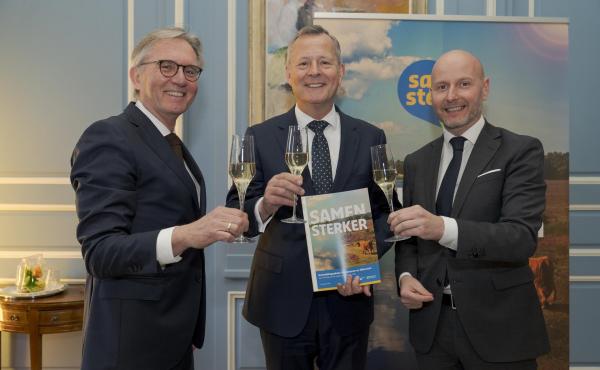 Burgemeester Gerhard van den Top van Hilversum, commissaris van de Koning Arthur van Dijk van Noord-Holland en burgemeester Mark Verheijen van Wijdemeren (van links naar rechts) proosten in het provinciehuis in Haarlem op het ingeleverde fusieadvies. Fotocredit: Elmer van de Marel. 