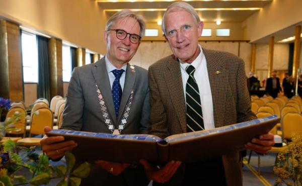 On the left mayor Gerhard van den Top, on the right Frederik Robbert Willink