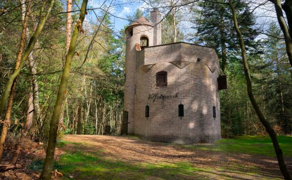 Diep in het Smithuyserbos staat een mysterieus kasteel: Wolfsdreuvik