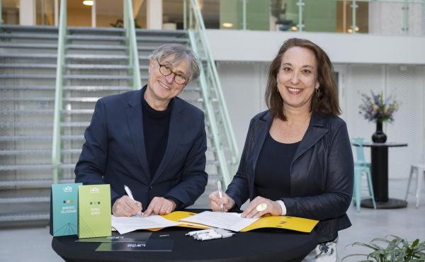 Edwin Göbbels, project councillor 1221 and Susan Goes, manager Customer and Neighbourhoods Dudok Wonen sign the prior agreement