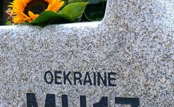Bankje bij monument met zonnebloemen