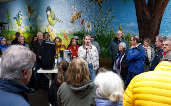 Lucelle van de Berkt vertelt, tijdens de opening vorig jaar, over de totstandkoming van de muurschildering van Eric van der Vegt op viaduct Groenendaal (A27)
