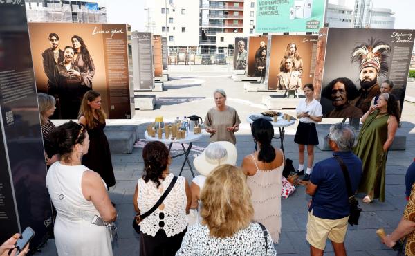 Wethouder inclusie Jacqueline Kalk spreekt bij de opening van de tentoonstelling Oud Zeer