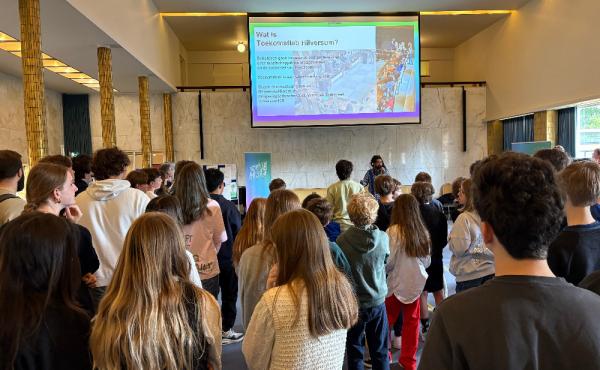 Sean Bogaers warmde de leerlingen op met een actieve quiz
