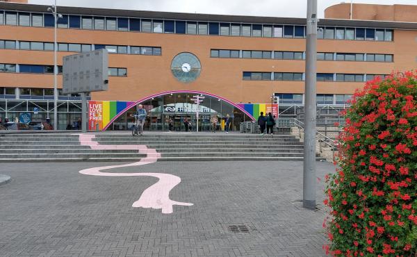 Het Stationsplein met regenboogkleuren