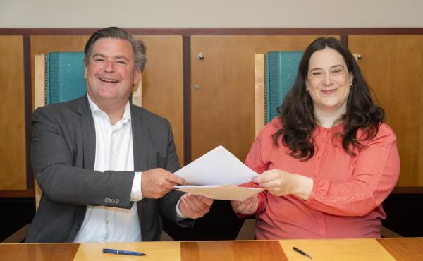 Floris Voorink, wethouder Openbare ruimte en Watermanagement, en Jennifer Bloemberg-Issa, lid dagelijks bestuur, Waterschap Amstel, Gooi en Vecht, tekenen de samenwerkingsovereenkomst ‘Kader Richtlijn Water in de Goede stedelijke waterbeheerpraktijk’ 2025-2027. 